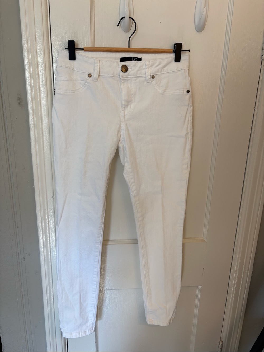 1822 Denim Women's White Skinny Jeans - Classic Fit